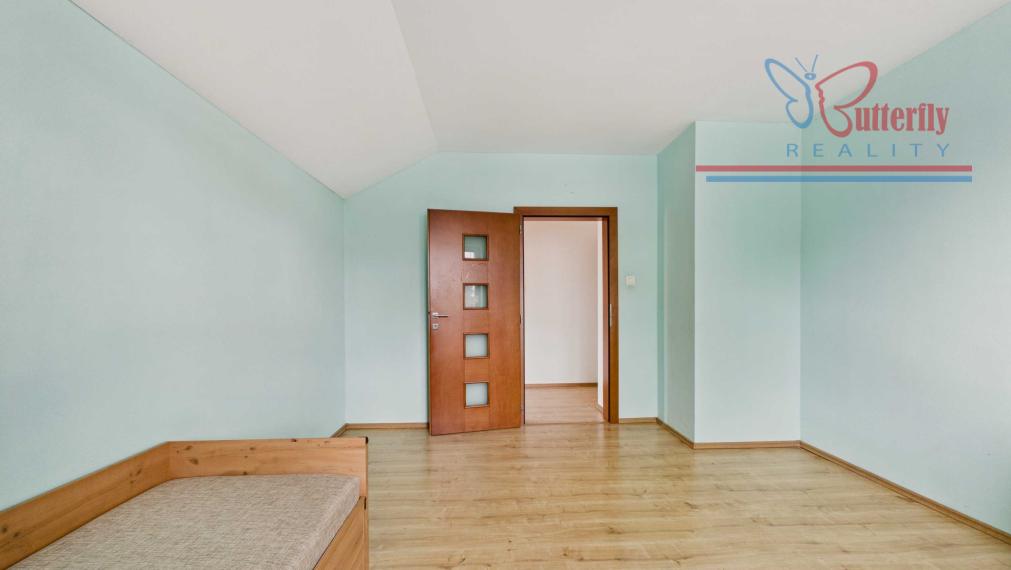 NA PREDAJ Elegantný 5-izbový rodinný dom s bazénom a krbom  Chorvátsky Grob Čierna Voda