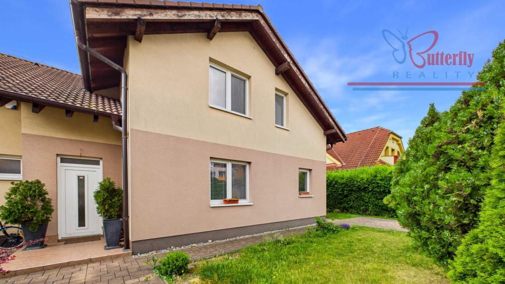 NA PREDAJ Elegantný 5-izbový rodinný dom s bazénom a krbom  Chorvátsky Grob Čierna Voda