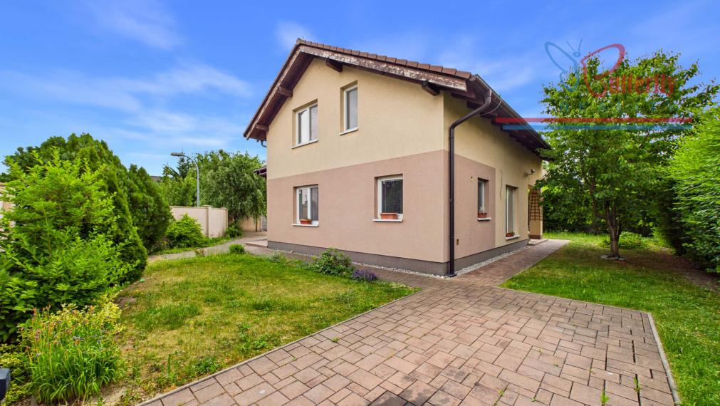 NA PREDAJ Elegantný 5-izbový rodinný dom s bazénom a krbom  Chorvátsky Grob Čierna Voda