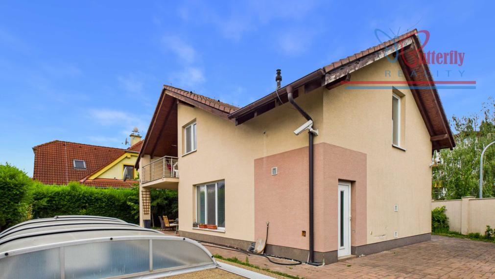 NA PREDAJ Elegantný 5-izbový rodinný dom s bazénom a krbom  Chorvátsky Grob Čierna Voda