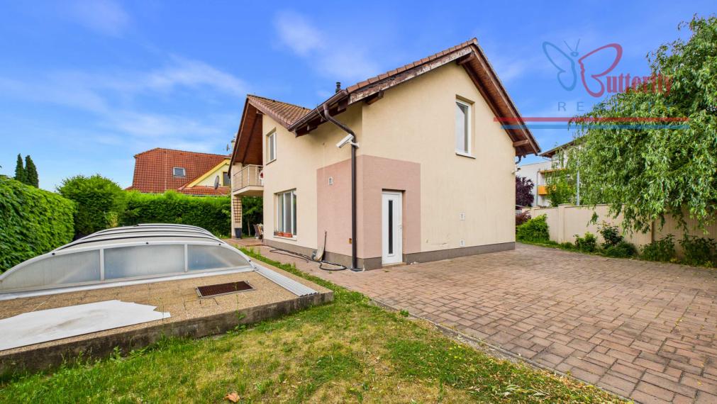NA PREDAJ Elegantný 5-izbový rodinný dom s bazénom a krbom  Chorvátsky Grob Čierna Voda