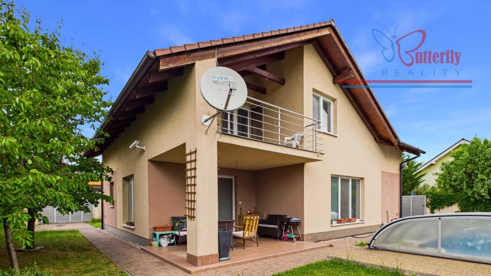 NA PREDAJ Elegantný 5-izbový rodinný dom s bazénom a krbom  Chorvátsky Grob Čierna Voda