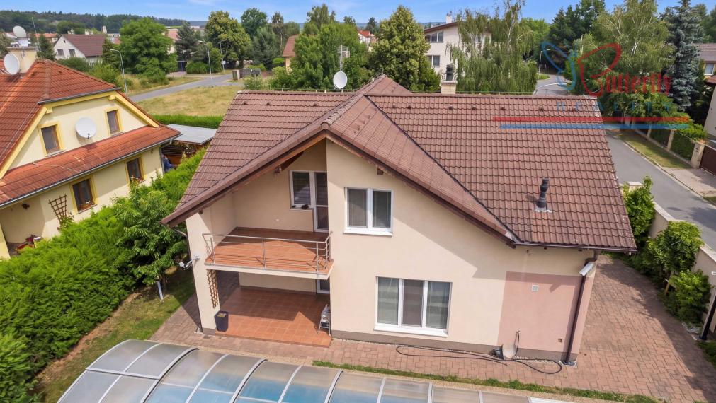 NA PREDAJ Elegantný 5-izbový rodinný dom s bazénom a krbom  Chorvátsky Grob Čierna Voda