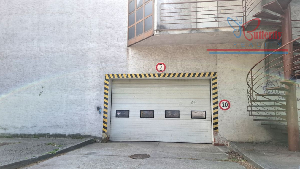 NA PREDAJ garáž 17,7m2, Pečnianska 6, BA-Petržalka
