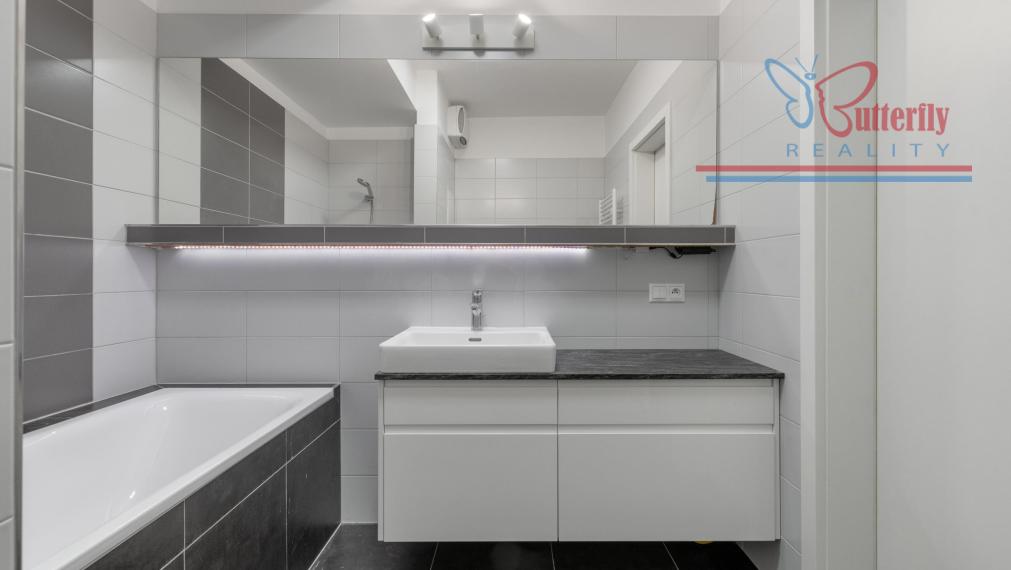 Na prenájom 2 izb byt s predzáhradkou a parkovaním