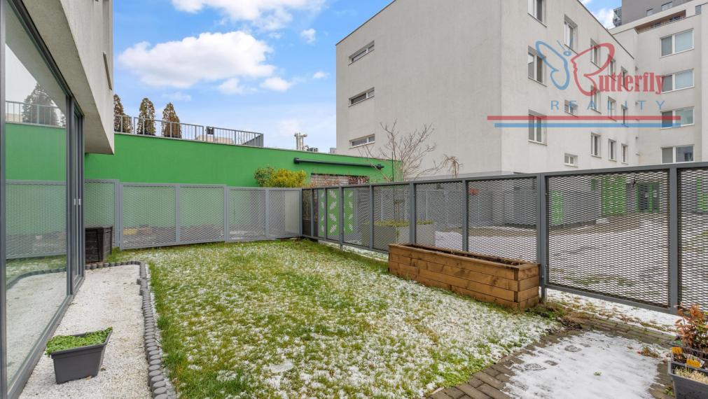 Na prenájom 2 izb byt s predzáhradkou a parkovaním
