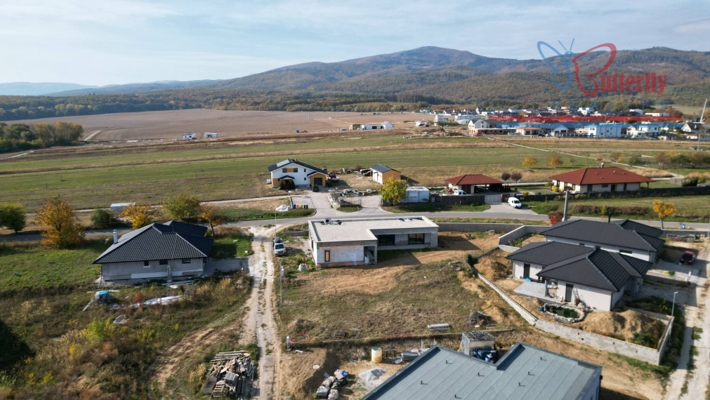 Na predaj Ideálny rovinatý stavebný pozemok v Trenčianskom Jastrabí 630 m²