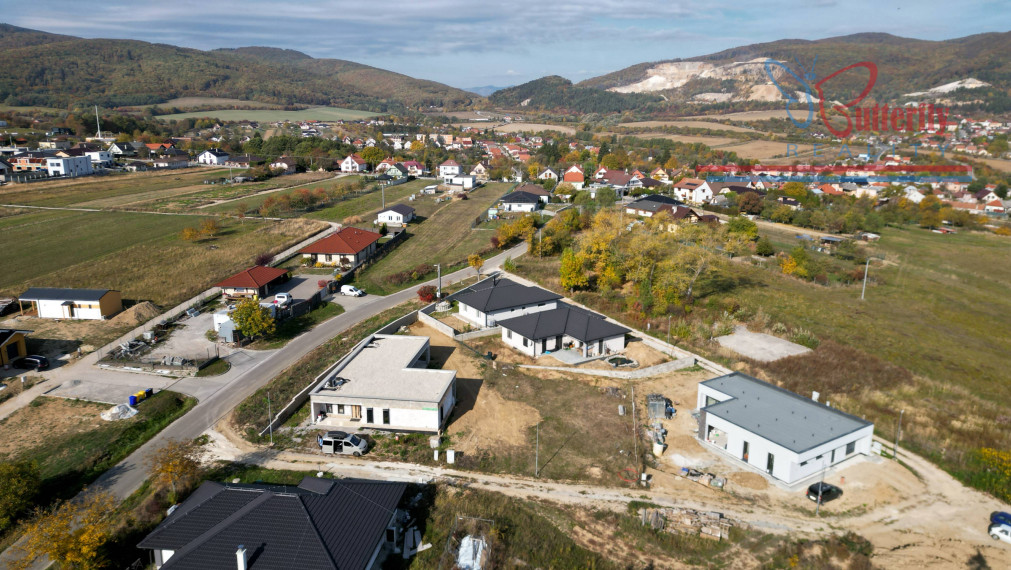 Na predaj Ideálny rovinatý stavebný pozemok v Trenčianskom Jastrabí 630 m²