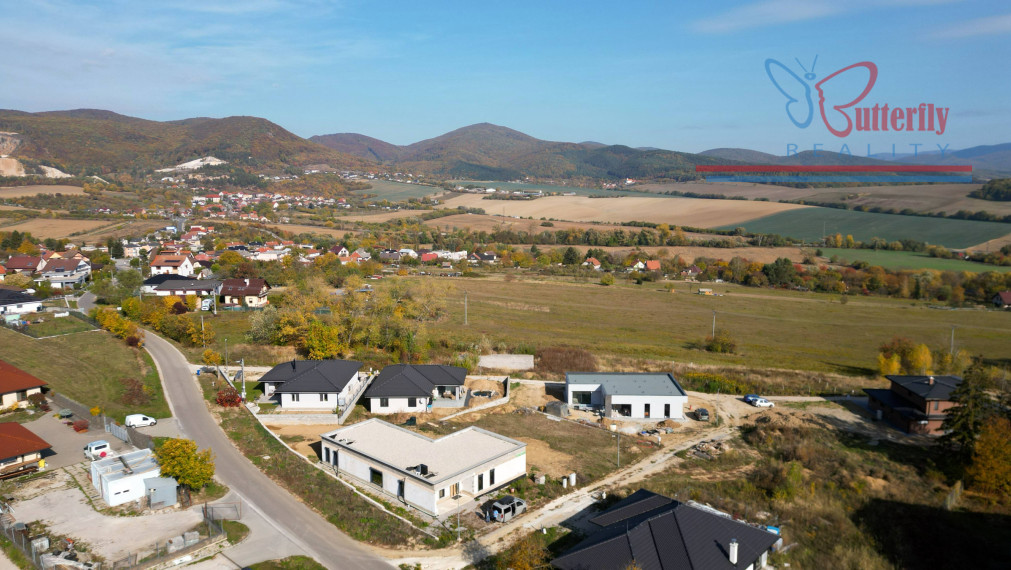 Na predaj Ideálny rovinatý stavebný pozemok v Trenčianskom Jastrabí 630 m²