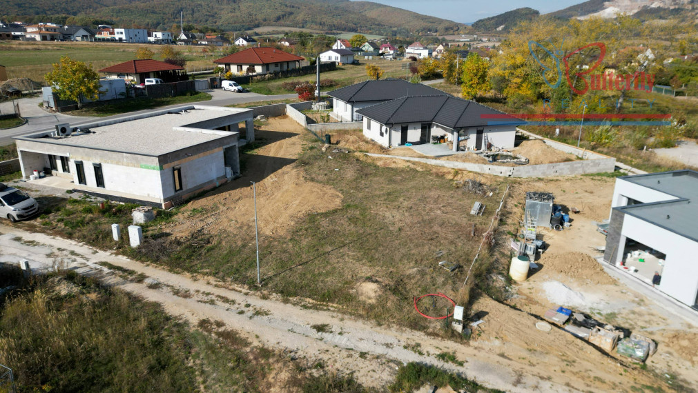 Na predaj Ideálny rovinatý stavebný pozemok v Trenčianskom Jastrabí 630 m²