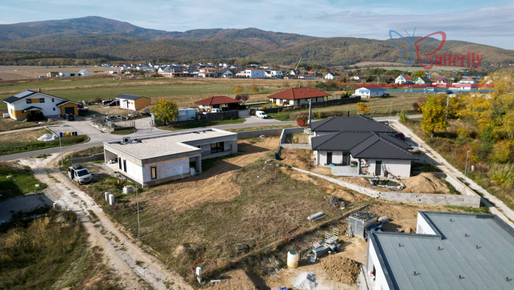 Na predaj Ideálny rovinatý stavebný pozemok v Trenčianskom Jastrabí 630 m²
