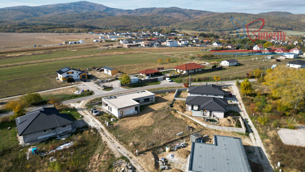 Na predaj Ideálny rovinatý stavebný pozemok v Trenčianskom Jastrabí 630 m²
