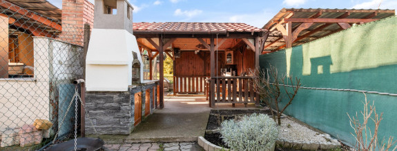 NA PREDAJ: tichý domov s kúskom prírody - zariadený 3 izb. byt so záhradkou v Lehniciach