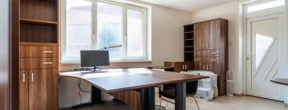 PREDAJ 5i dom s kanceláriou, záhradou a garážou