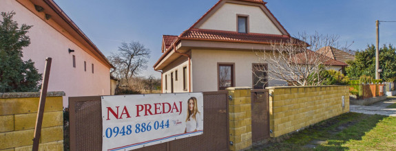 NA PREDAJ: rodinný dom s kráľovským pozemkom (2165 m2), Pavlice