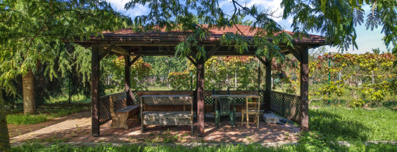 NA P R E D A J  POZEMOK  V JAROVCIACH NA TRNKOVEJ ULICI