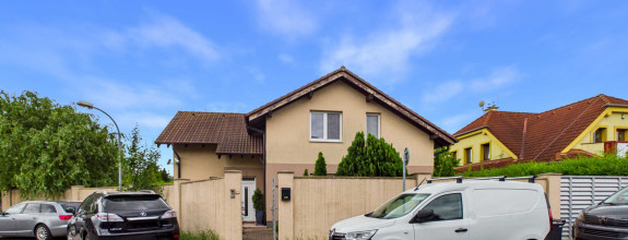 NA PREDAJ Elegantný 5-izbový rodinný dom s bazénom a krbom  Chorvátsky Grob Čierna Voda