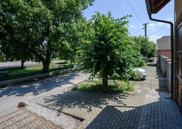 P R E D A J rodinný dom v obci Šamorín v centre miestnej časti Mliečno.