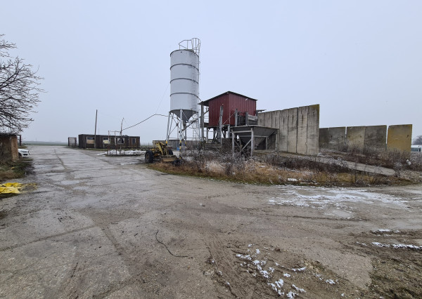 P R E N Á J O M stavebný pozemok s rozlohou 2992 m2, s betonárkou v Rybanoch