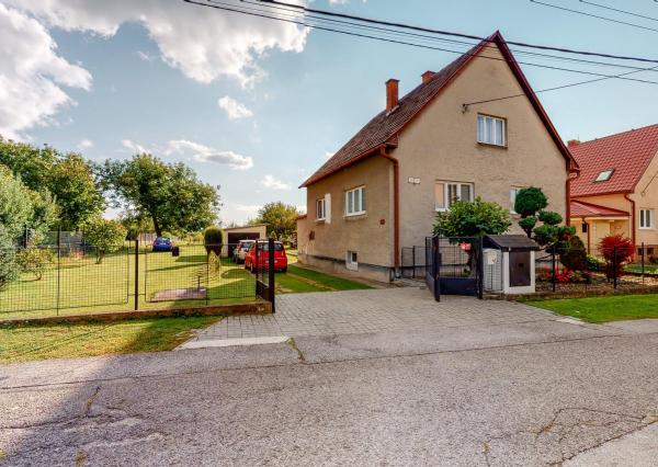 P R E D A J 5 izbový rodinný dom s pozemkom o rozlohe 3410 m2 v Bystričany-Vieska