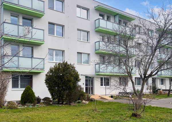 NA PREDAJ: 2 izb. byt, šatník, loggia, Senec, Žitavská ul.