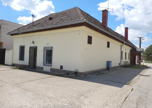 NA PRENÁJOM: obchodný centrum 250 m2, Skačany