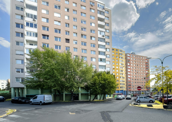 P R E D A J  2 IZBOVÝ BYT V BRATISLAVE NA ZÁVADSKEJ ULICI