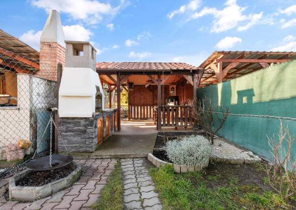 NA PREDAJ: tichý domov s kúskom prírody - zariadený 3 izb. byt so záhradkou v Lehniciach