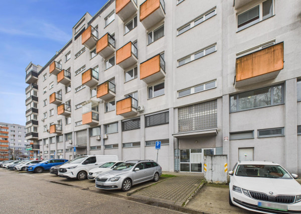 PONÚKAME NA PREDAJ NÁDHERNÝ 2 IZBOVÝ BYT NA UZBECKEJ ULICI.