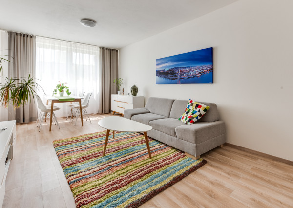 Na prenájom 2 izb byt s parkovacím státim Dúbravčická