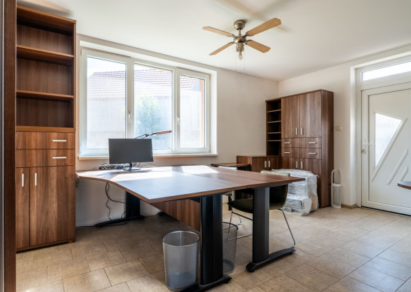 PREDAJ 5i dom s kanceláriou, záhradou a garážou