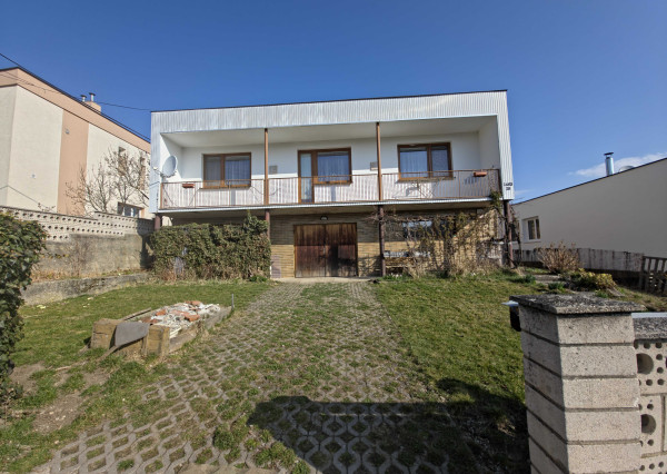 PREDAJ Rodinný dom s veľkorysým pozemkom v Handlovej – Robotnícka ulica