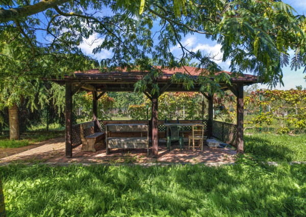 NA P R E D A J  POZEMOK  V JAROVCIACH NA TRNKOVEJ ULICI