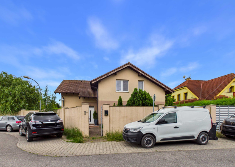 Rezervovaný Elegantný 5-izbový rodinný dom s bazénom a krbom  Chorvátsky Grob Čierna Voda